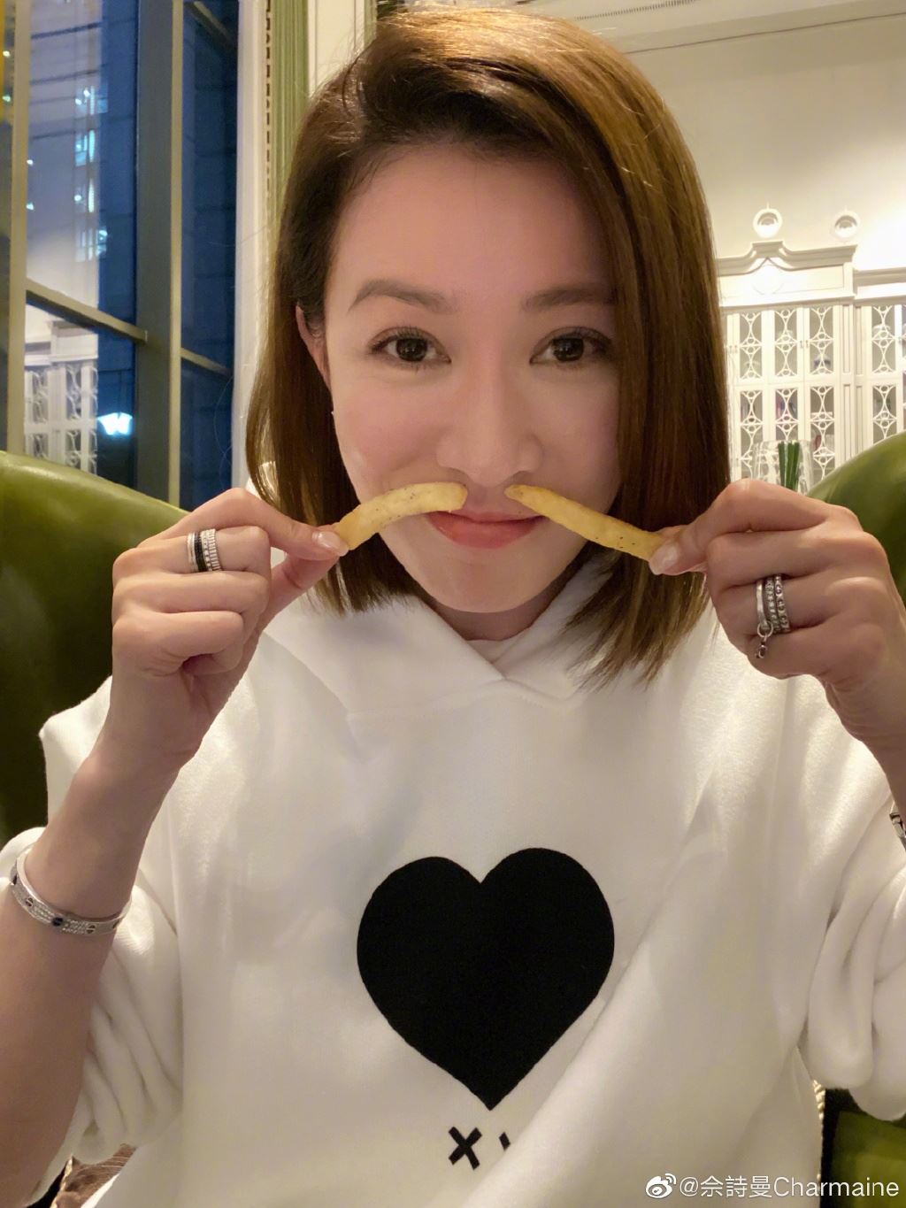 【多图】佘诗曼晒出10年的12张自拍照❗️获激赞冻龄女神❤️