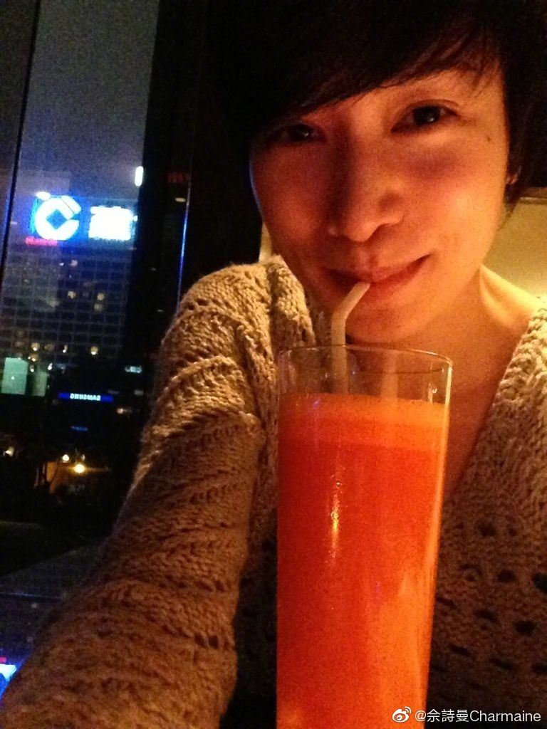 【多图】佘诗曼晒出10年的12张自拍照❗️获激赞冻龄女神❤️