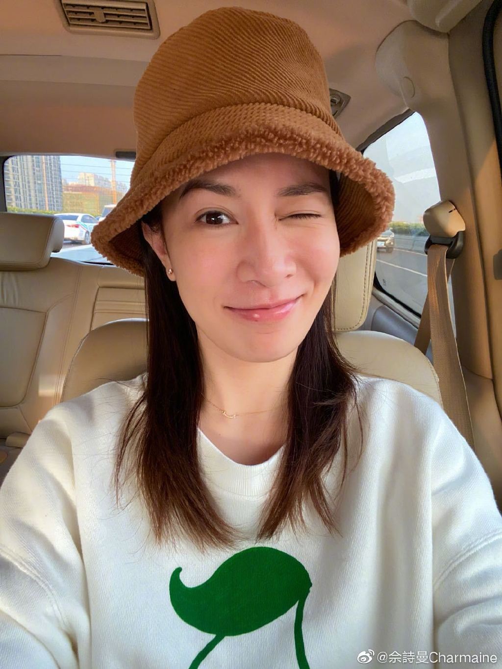 【多图】佘诗曼晒出10年的12张自拍照❗️获激赞冻龄女神❤️