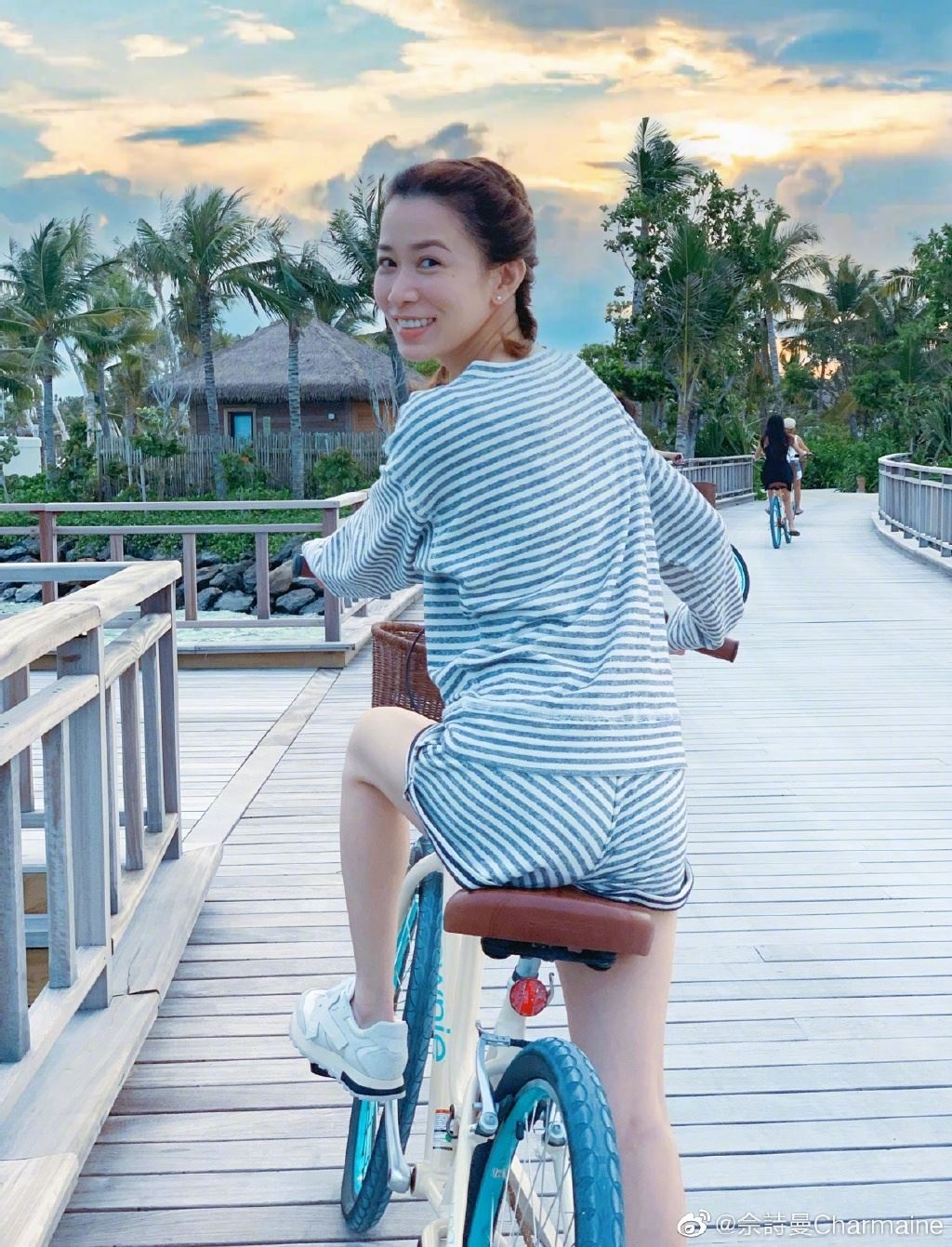 【多图】佘诗曼晒出10年的12张自拍照❗️获激赞冻龄女神❤️