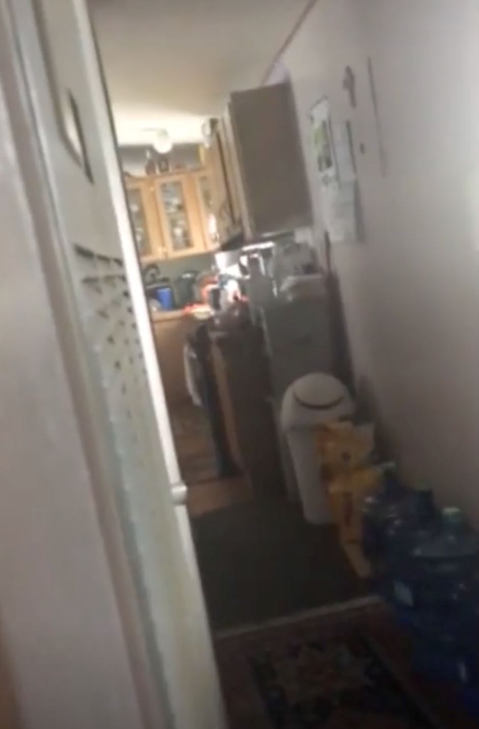 sibuk rakam video, individu terpaku terdengar ‘tangisan’ ketika bersendirian di rumah