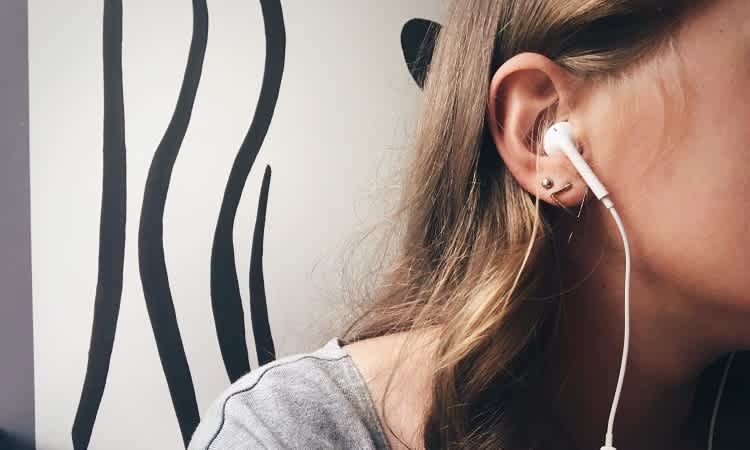antara earphone dan headphone, mana yang baik untuk telinga?