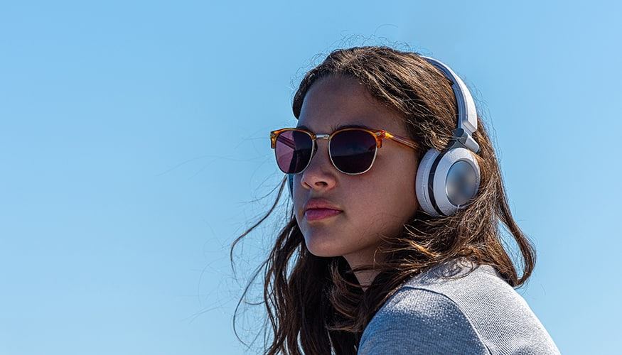 antara earphone dan headphone, mana yang baik untuk telinga?