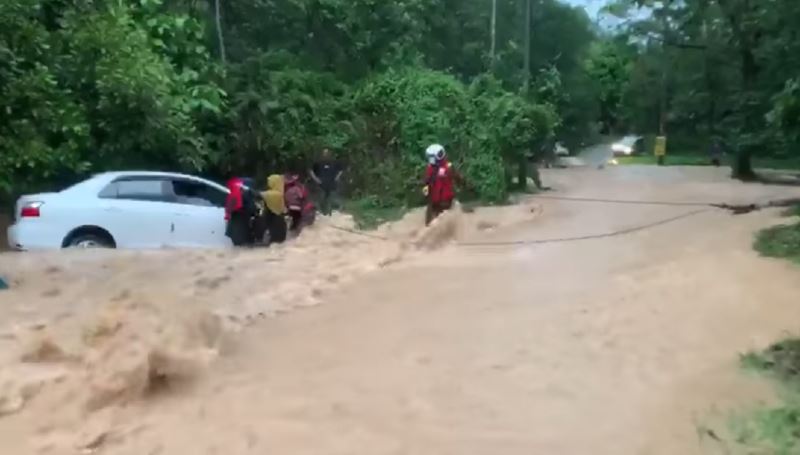 mother and daughter almost swept away by flood, saved by firefighters
