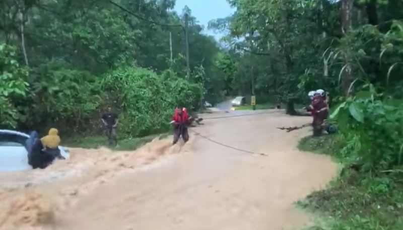 mother and daughter almost swept away by flood, saved by firefighters
