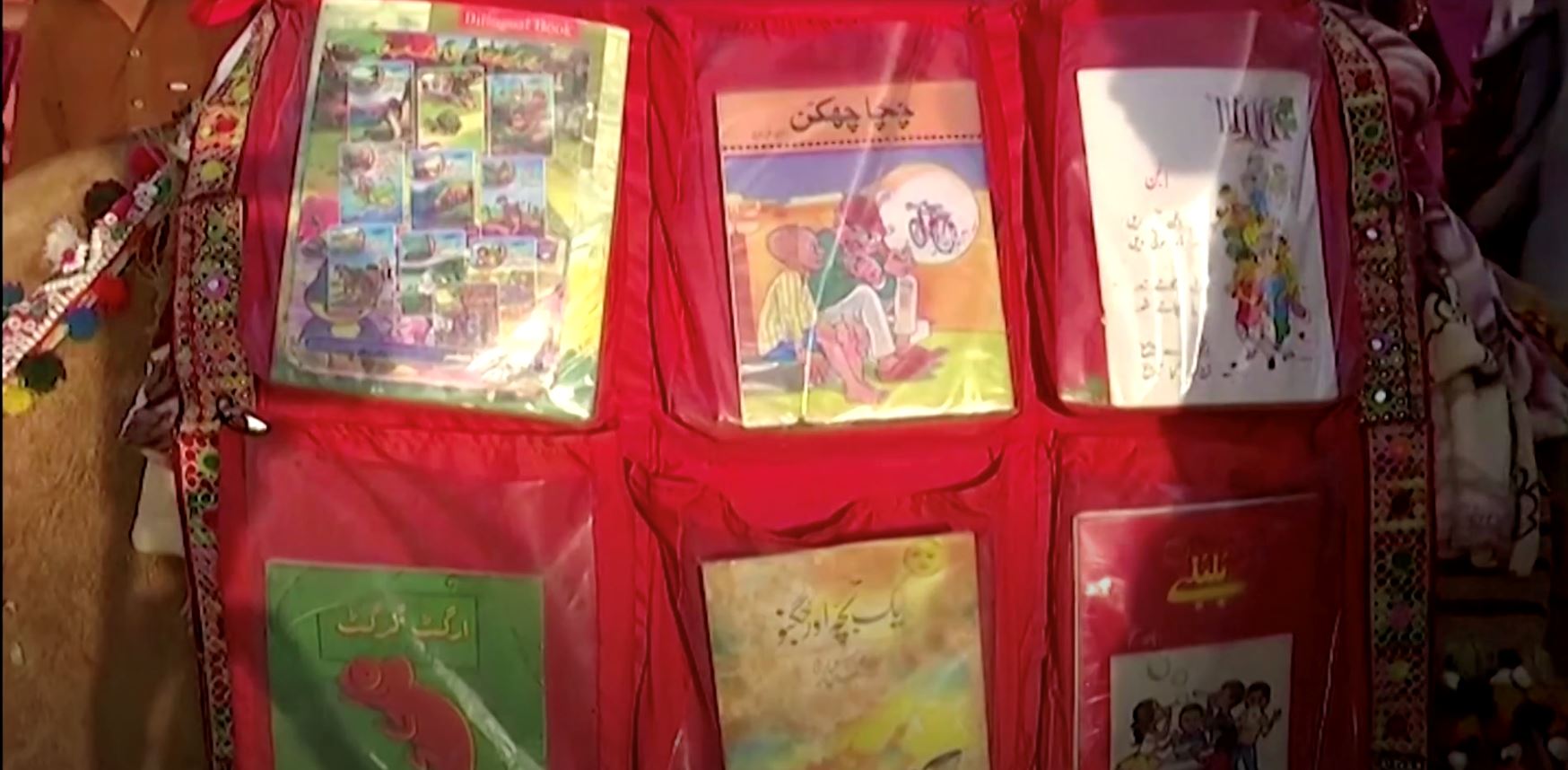 unta jadi ‘perpustakaan bergerak’ untuk kanak-kanak di luar bandar