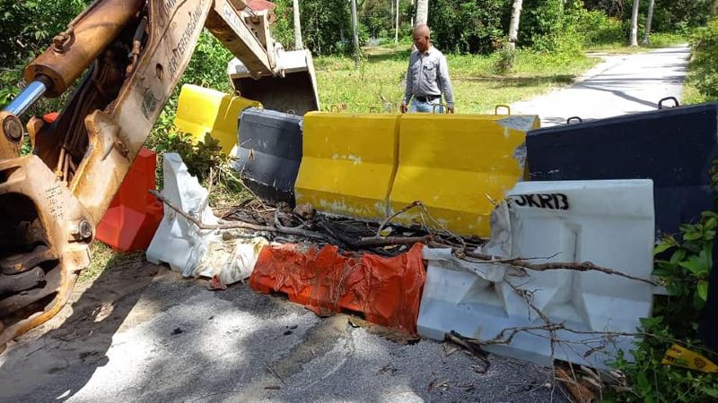 m’sians sets police barricade on fire, not happy about interstate travel restrictions