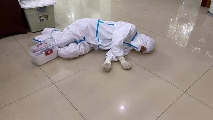 【新冠肺炎】网友分享医护人员累到画面❗️真的让人看了好难过好难过好难过💔
