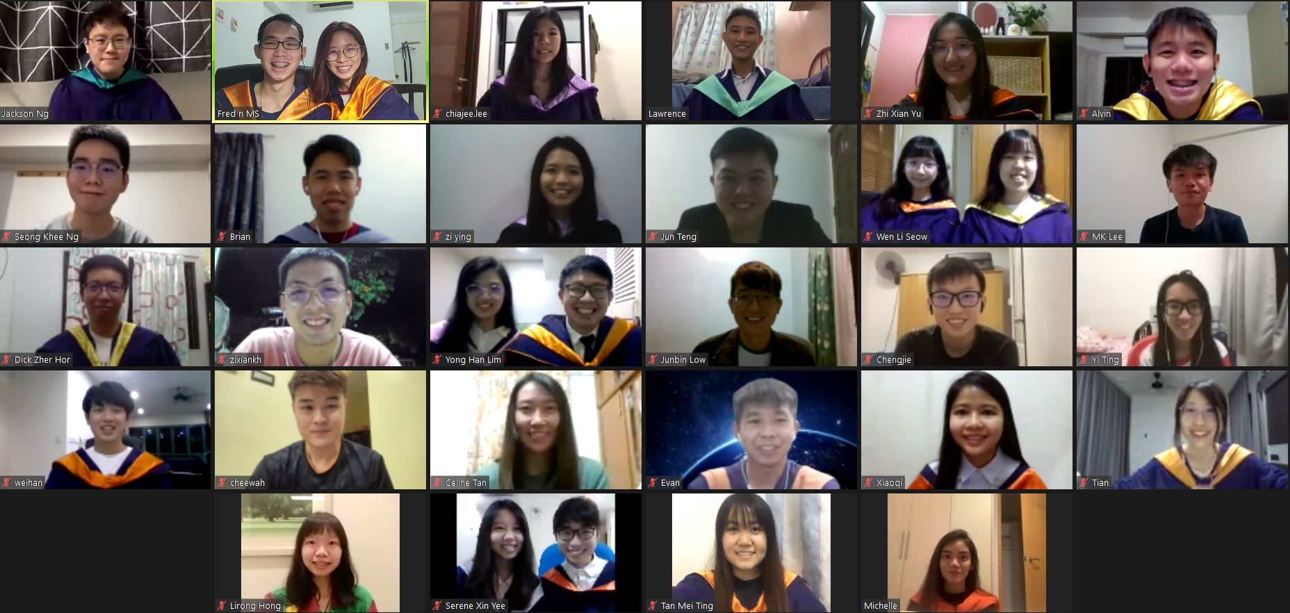 因疫情关系毕业典礼再度延迟，马大毕业生「齐戴毕业帽」视频通话相聚！