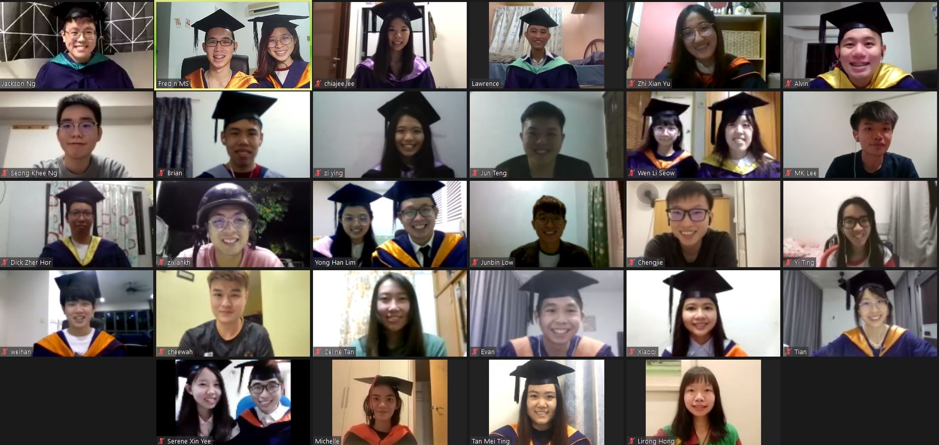 因疫情关系毕业典礼再度延迟，马大毕业生「齐戴毕业帽」视频通话相聚！
