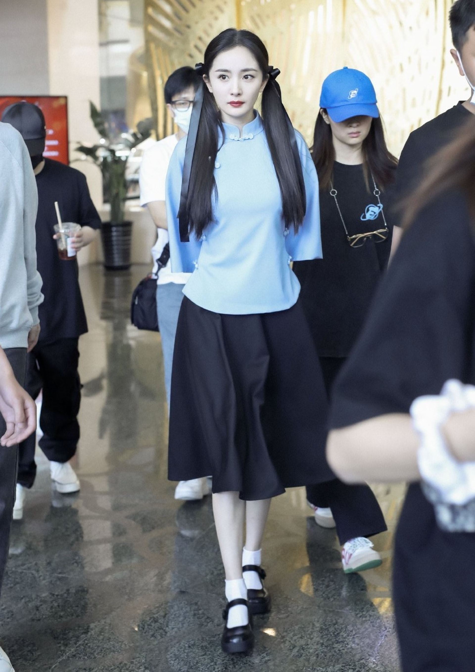 【多图】杨幂穿上校服尽显葫芦身材❗️迷死人🔥