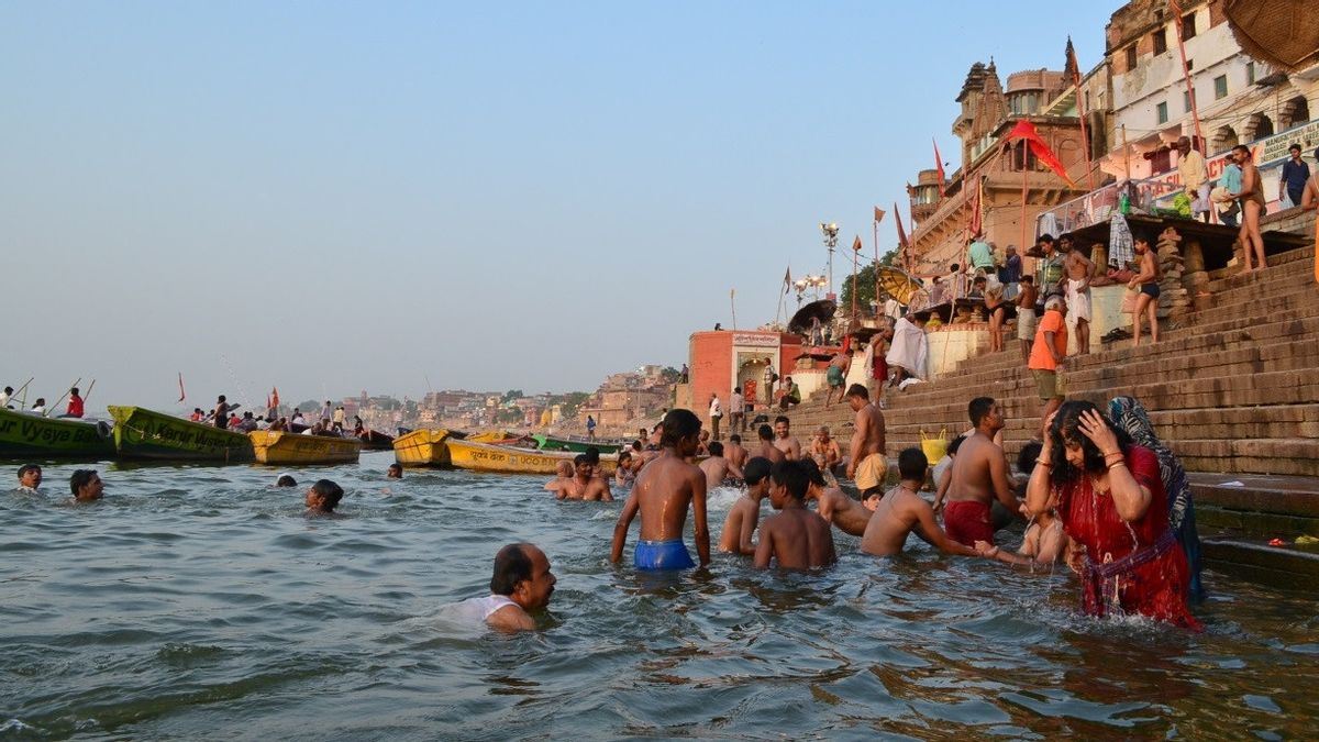 bodies of suspected covid-19 victims floating on india’s ganges river