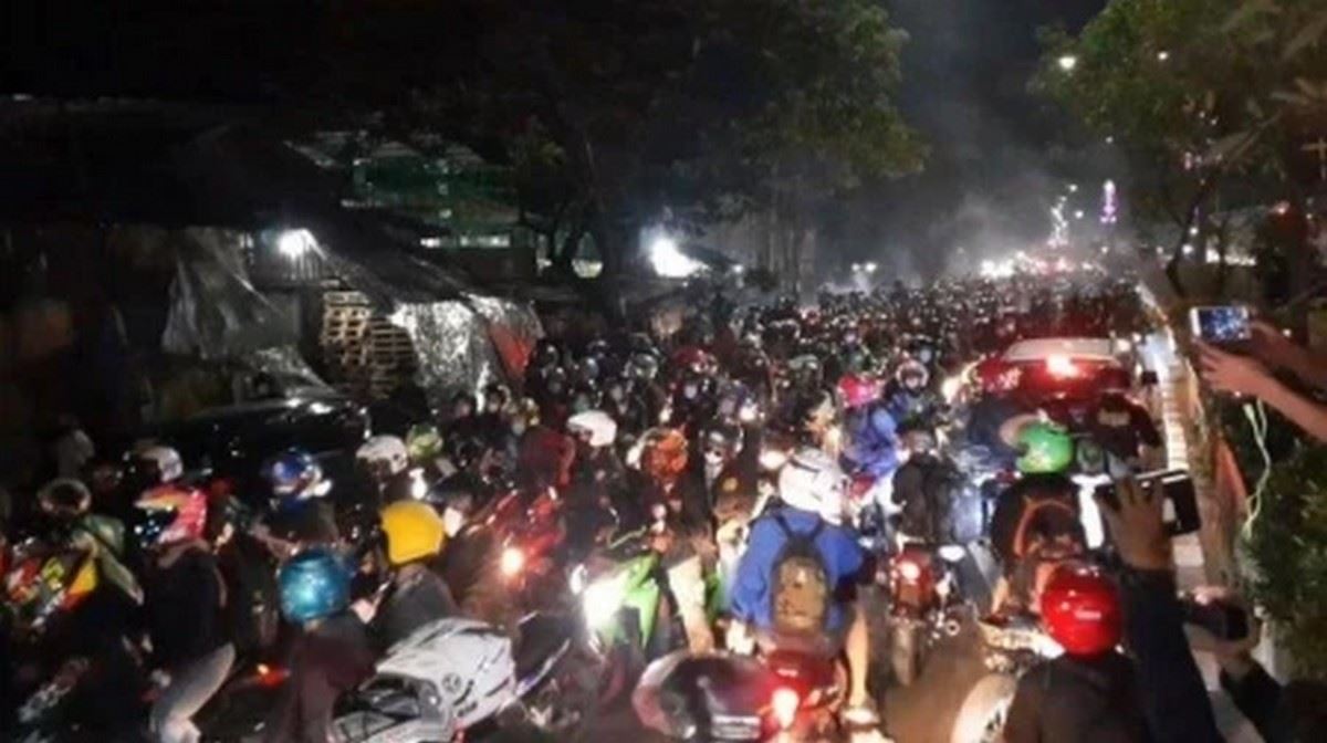 polis indonesia terpaksa buka sempadan setelah dirempuh ribuan penunggang motosikal yang berkeras ingin pulang ke kampung