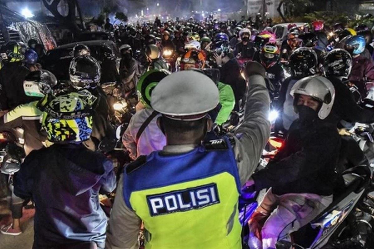 polis indonesia terpaksa buka sempadan setelah dirempuh ribuan penunggang motosikal yang berkeras ingin pulang ke kampung