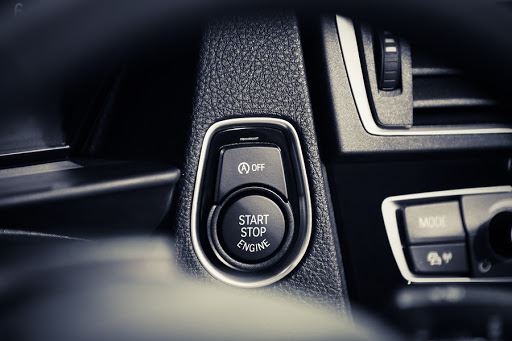 tahu tak cara yang betul nak hidupkan engin kereta jenis 'push start button'