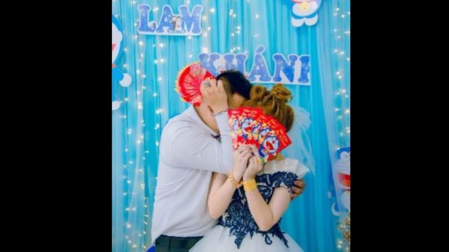 peminat tegar dari kecil, pasangan langsungkan majlis pertunangan tema doraemon