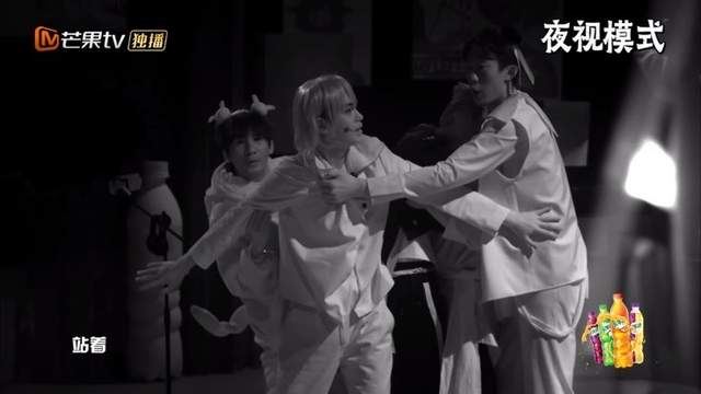 《密室大逃脱》第三季开播❗️王嘉尔加入邓伦组胆小cp❗️嘴说不怕但全程捂耳盖眼