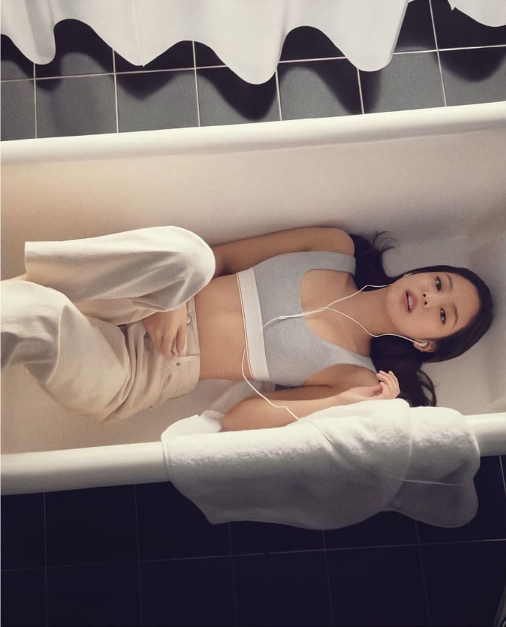 【多图】jennie新广告大晒好身材❗️好健康美惹人羡慕啊🔥