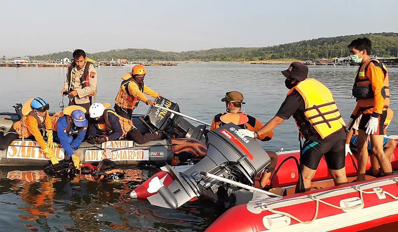 7 dead after boat overturns when tourists move to one side to take a selfie