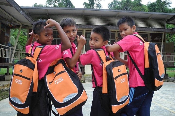astro kasih santuni pelajar, sumbang 30 unit komputer riba kepada sekolah di sabah dan sarawak