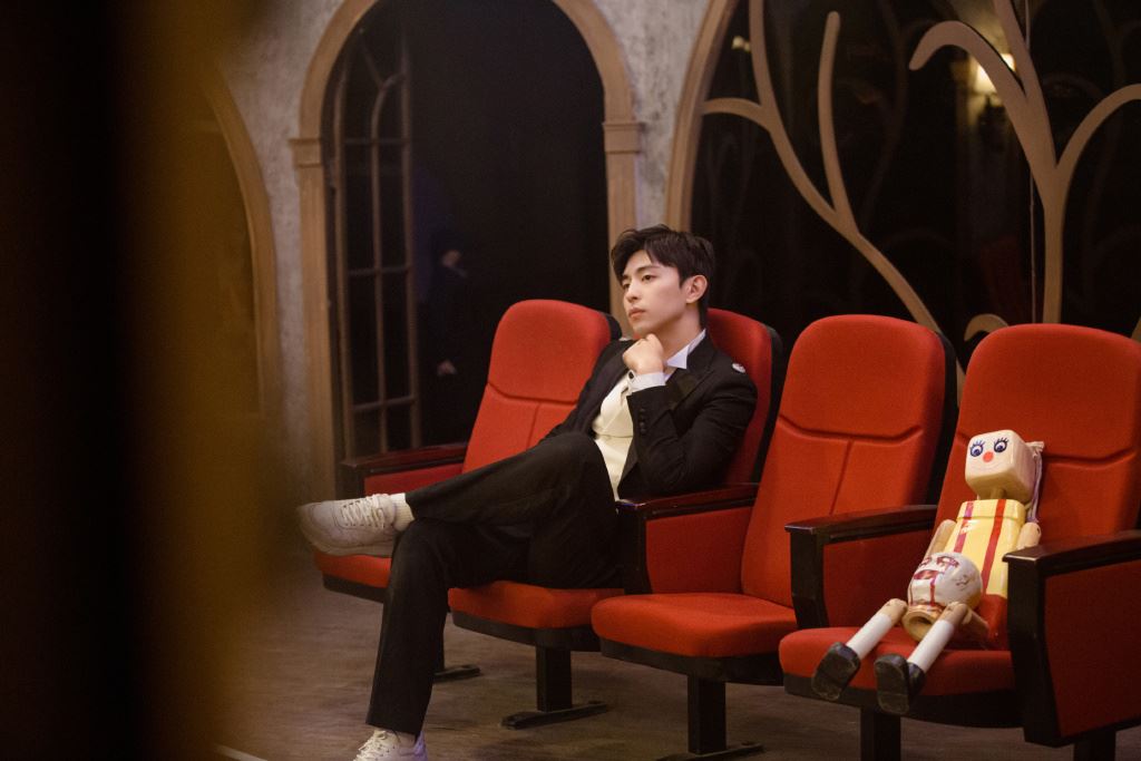 【多图】《密室大逃脱》邓伦最新高清照曝光❗️虽然怕还是要帅😂