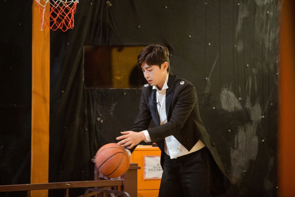 【多图】《密室大逃脱》邓伦最新高清照曝光❗️虽然怕还是要帅😂