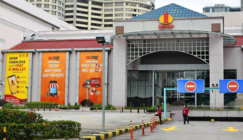 woman falls to her death from fourth floor of shopping mall in pj