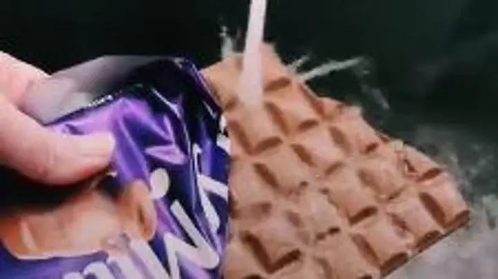 tak suka manis sangat, wanita ini cuci dulu coklat sebelum makan