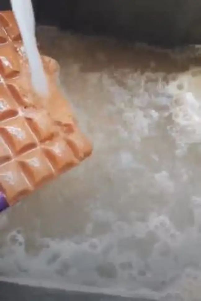 tak suka manis sangat, wanita ini cuci dulu coklat sebelum makan