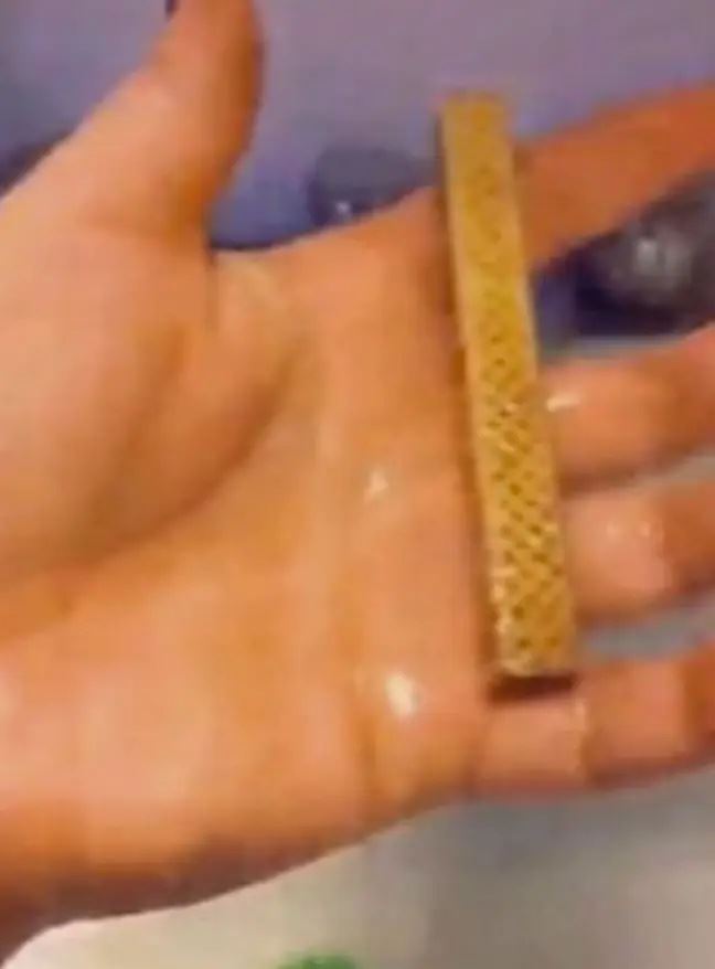 tak suka manis sangat, wanita ini cuci dulu coklat sebelum makan