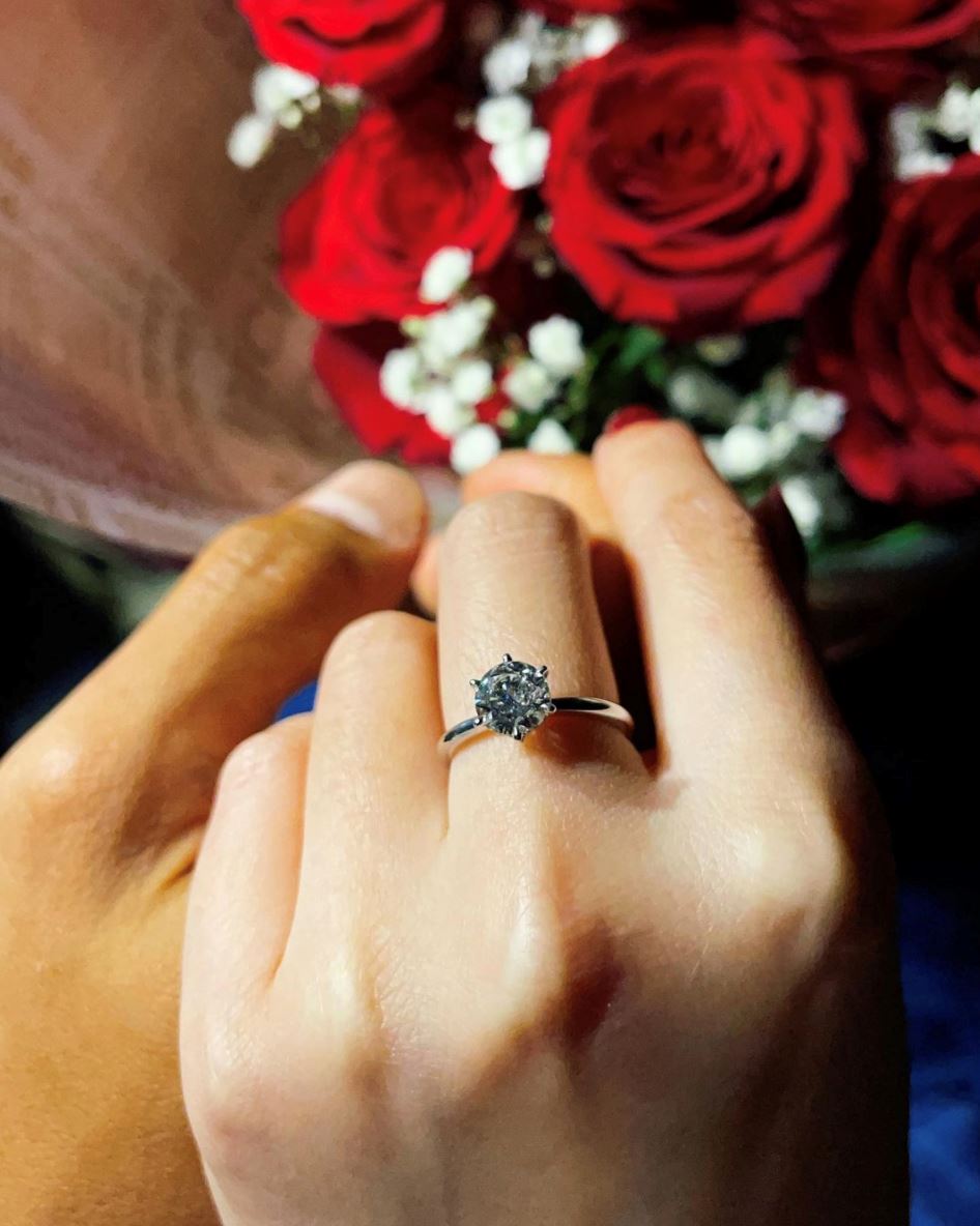 王家梁求婚成功❗️许维恩晒钻戒:我愿意一起走下去❤️