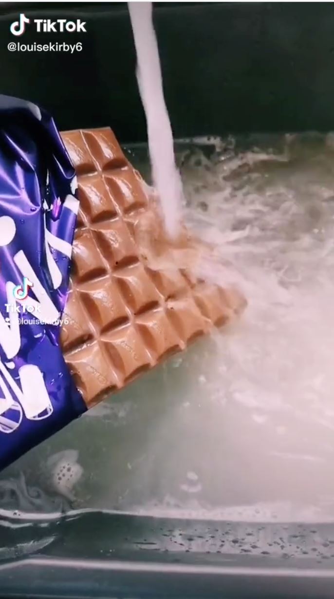 woman washes chocolate under water to make it “healthier” 