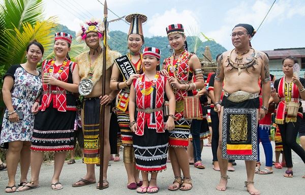 “stuffing your face with pansuh” and 7 other things sarawakians cherish the most