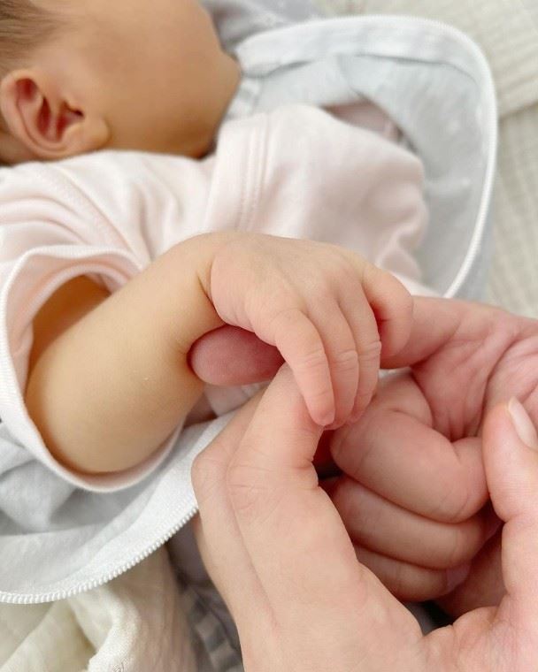 余香凝官宣诞下女儿啦❗️「这世界没有东西比你更重要」❤️