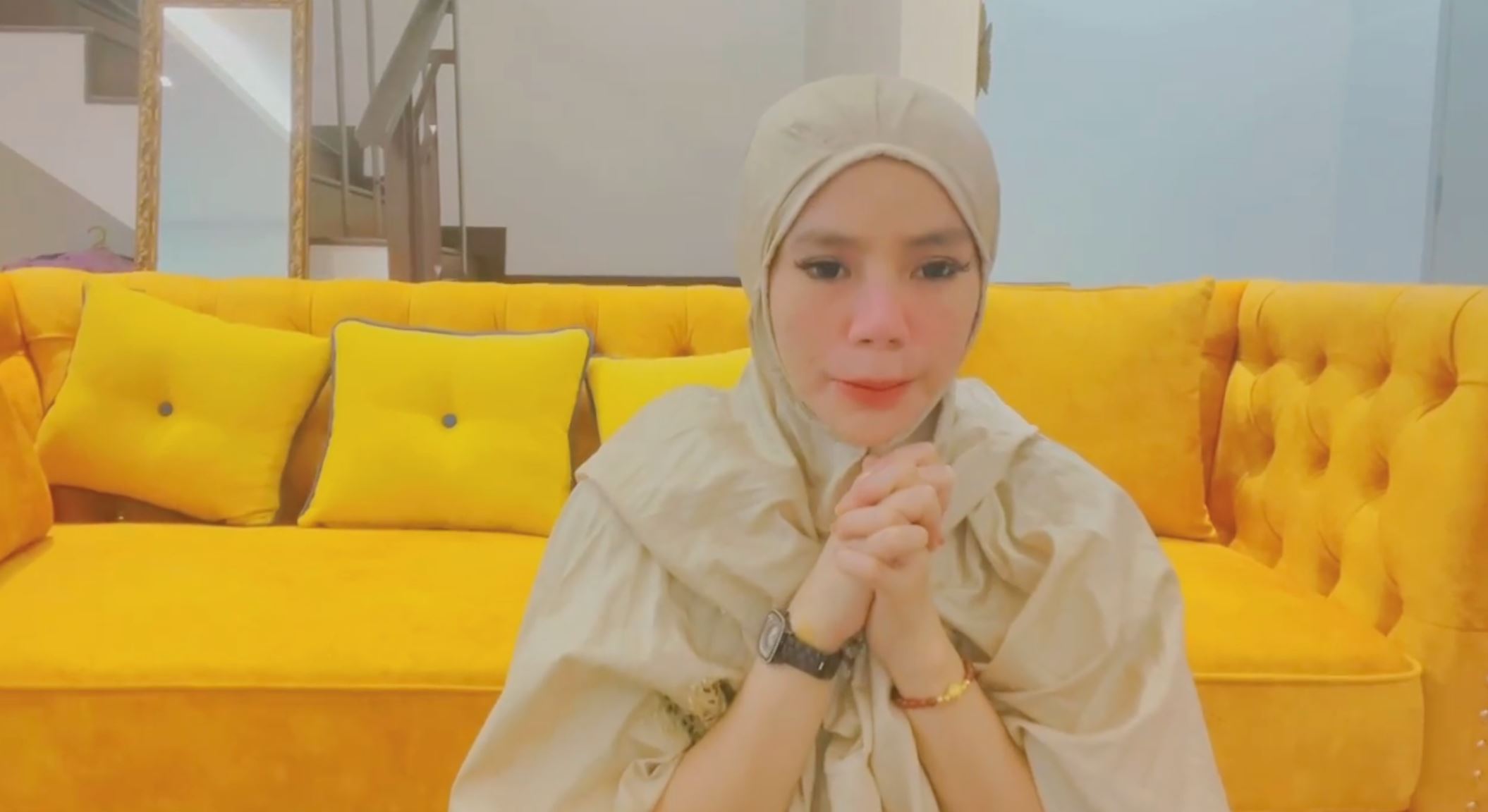 wanita menangis teresak-esak sebak peluk islam selepas kaji kitab suci al-quran