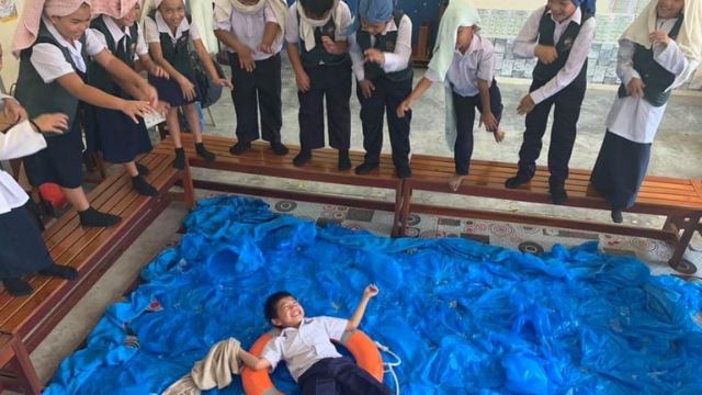 “peduli apa?” cikgu di sarawak ni bertarung dengan pelbagai kesukaran demi mendidik kanak-kanak di pedalaman