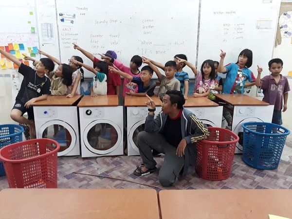 cikgu nazmi shows educators can teach anywhere, even students in the rural areas!