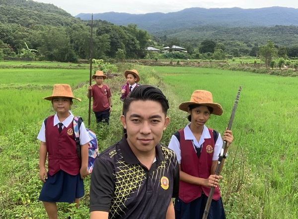cikgu nazmi shows educators can teach anywhere, even students in the rural areas!