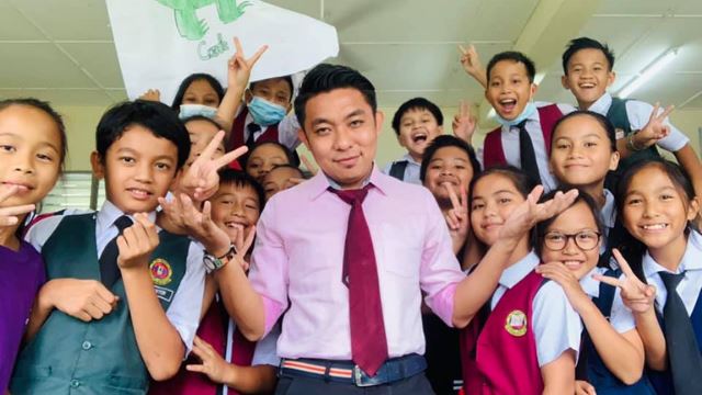 cikgu nazmi shows educators can teach anywhere, even students in the rural areas!