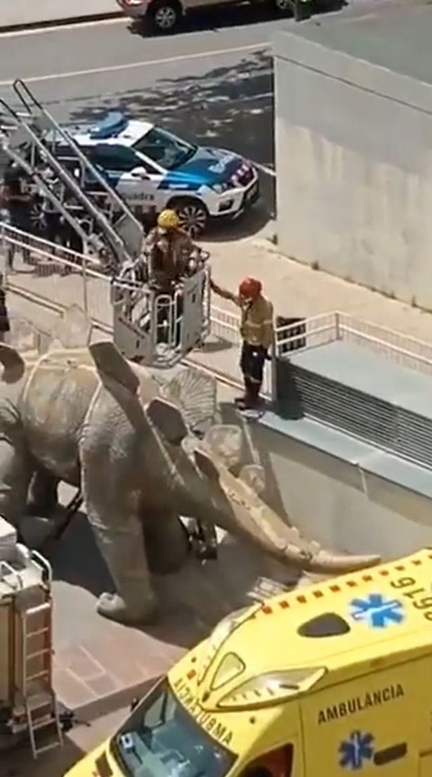 individu lapor bau busuk, tak sangka temui mayat lelaki dalam patung dinosaur gergasi