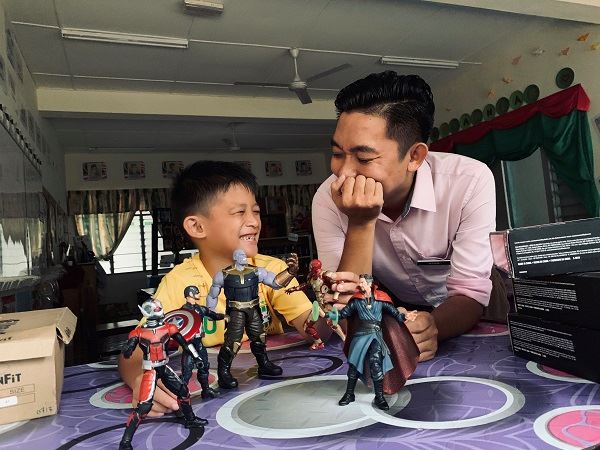 cikgu nazmi shows educators can teach anywhere, even students in the rural areas!