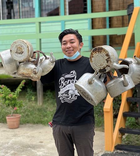 cikgu nazmi shows educators can teach anywhere, even students in the rural areas!