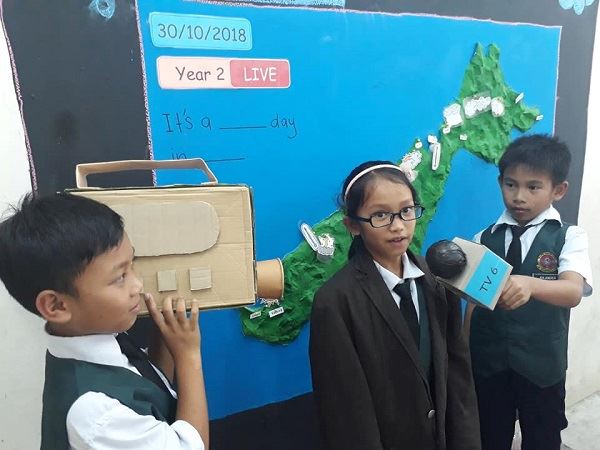 cikgu nazmi shows educators can teach anywhere, even students in the rural areas!