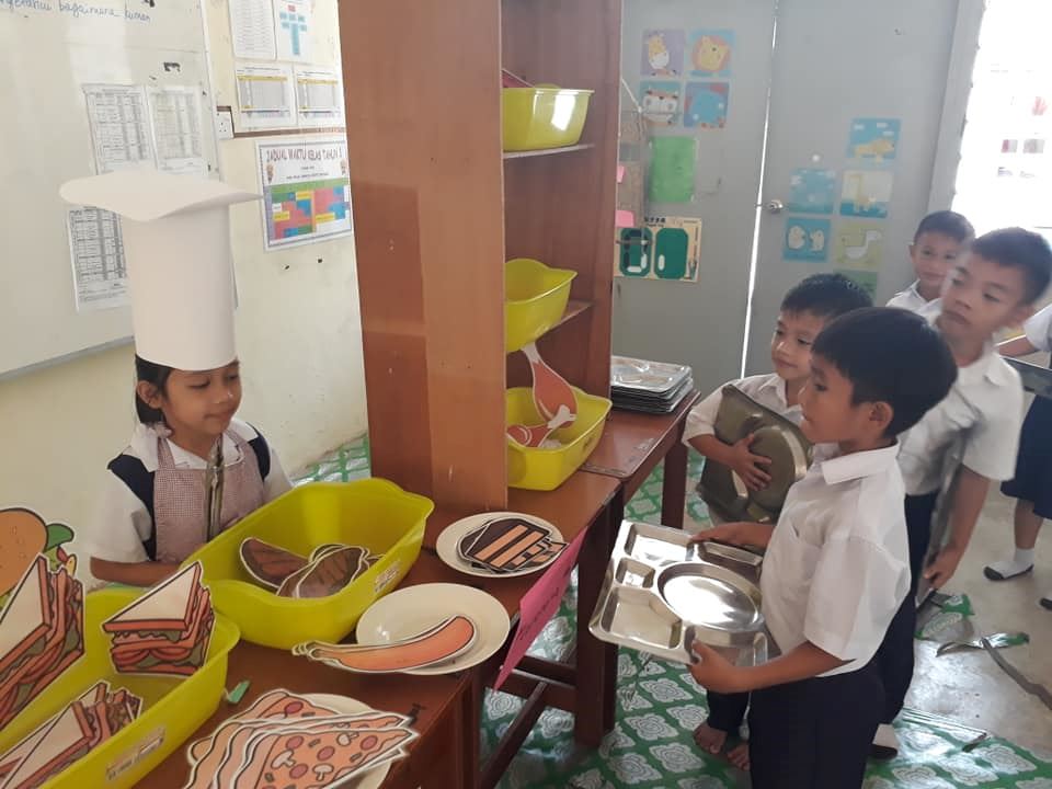 “peduli apa?” cikgu di sarawak ni bertarung dengan pelbagai kesukaran demi mendidik kanak-kanak di pedalaman