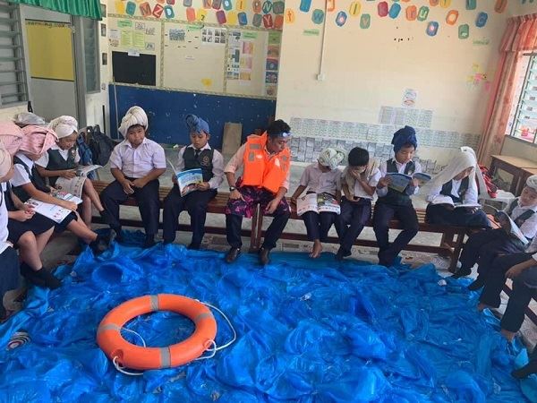 cikgu nazmi shows educators can teach anywhere, even students in the rural areas!