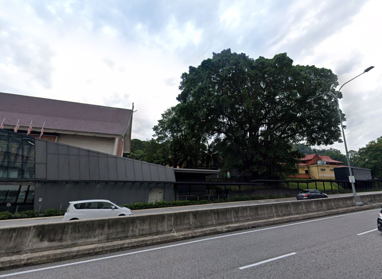 pokok tumbang dekat muzium negara hempap kereta dan motosikal