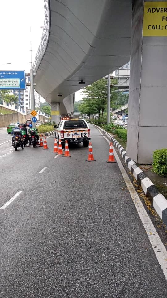 pokok tumbang dekat muzium negara hempap kereta dan motosikal