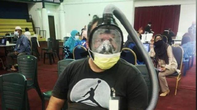 mahu elak covid-19, lelaki undang perhatian pakai alat pernafasan buatan sendiri