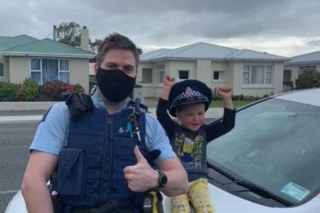 young boy calls police asking to come over and look at his toy went viral!