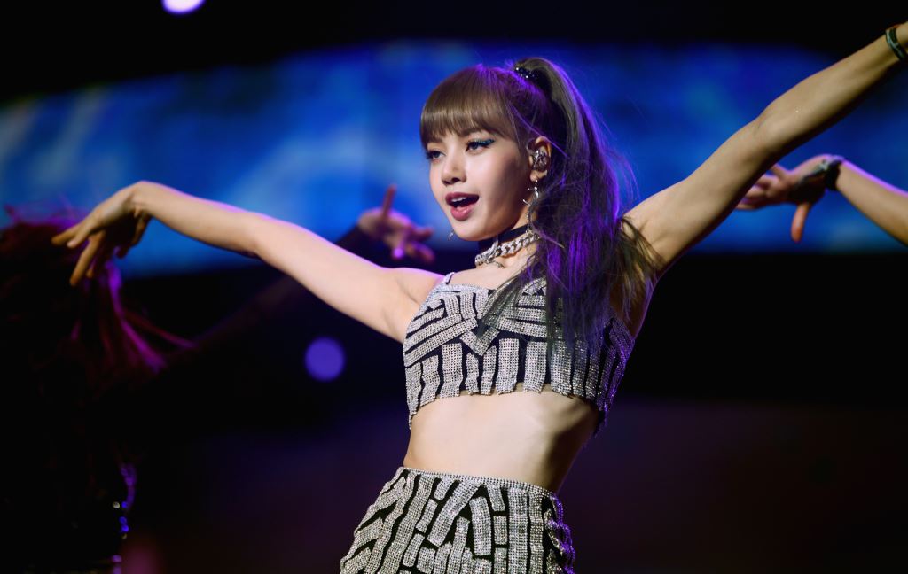 blackpink’s lisa is the first female k-pop soloist to spend 4 weeks on the uk charts!